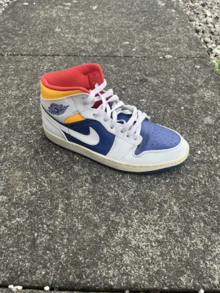 The original phone photo of a jordan trainers