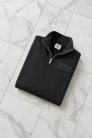 The original phone photo of a collar close-up