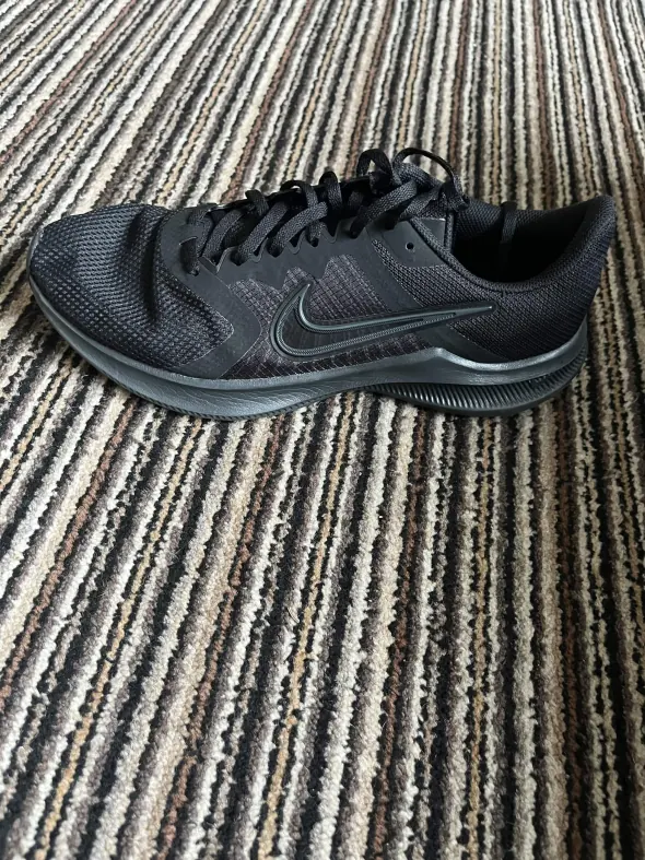 The original phone photo of a nike trainers